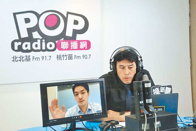 國民黨台北市長參選人蔣萬安昨接受《POP撞新聞》專訪提出，包括台北Reopen、青銀換居、人口對策辦公室等解決人口流失問題，以及因應後疫情時代轉型等政見。（《POP撞新聞》提供／游念育台北傳真）