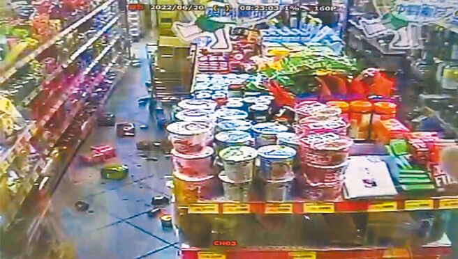 花莲县光復乡昨上午发生芮氏规模6.0、最大震度5弱的地震，剧烈摇晃让当地店家陈设的商品散落满地。（民眾提供／罗亦晽花莲传真）