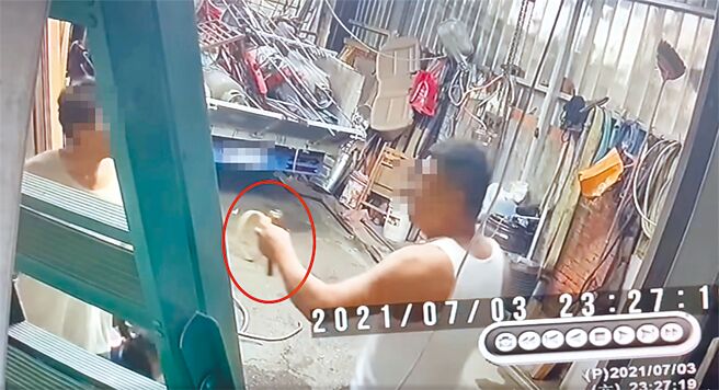 云林县黄姓员警（右）涉栽毒诬告，遭法院判2年6月。（翻摄脸书社团《爆料公社公开版》）