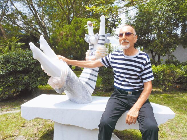 旅居花蓮18年的法籍石雕家約瑟夫6月底將返回故鄉，離開台灣前，特地創作石雕作品「快樂女孩」，訴說自己對花蓮的熱愛及對友人的感謝。（羅亦晽攝）