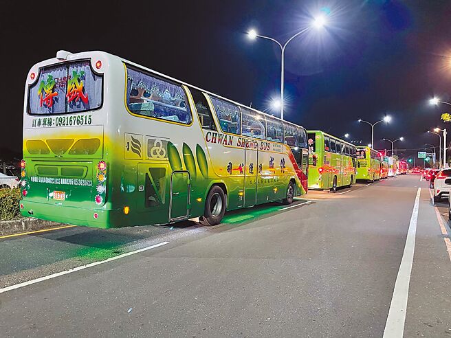 今年4月1日高雄东南水泥拆除工程事故，衝击12万名旅客的权益，台南市政府调度辖内游览车及客运公司9辆大巴专车协助接驳。（交通局提供／洪荣志台南传真）