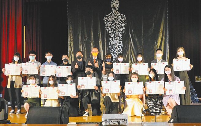 南湖高中廖同学（后排左三）在北市教育局认助清寒学生基金会帮助下，表现优异，毕业时获得议长奖。（台北市教育局提供／游念育台北传真）