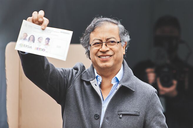 哥伦比亚总统大选尘埃落定，现年62岁的前游击队成员裴卓，当选哥国史上首位左翼总统。（新华社）