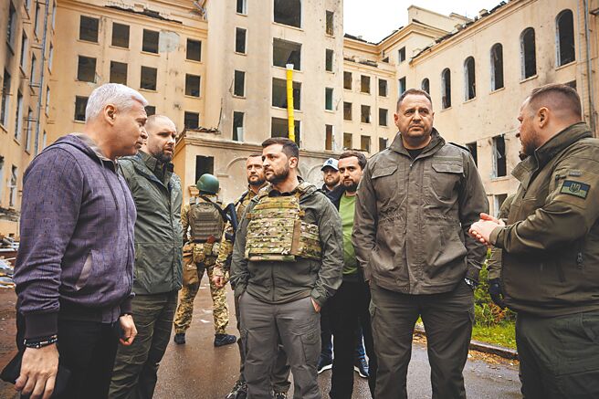 日前遭俄军俘虏的两名美国退役军人目前传出被顿内茨克当地武装份子拘押，美方担忧可能会对两人执行死刑。图为乌克兰总统泽伦斯基日前视察前线。（新华社）