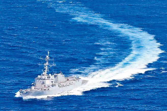 中共解放军军官近日多次向美军提出台湾海峡非国际水域，美国政府官员决定否决大陆的相关主张，并将与盟友评估如何理解应对。图为美国第七舰队桑普森号驱逐舰USS Sampson (DDG 102)通过台湾海峡。（摘自USS Sampson DDG 102官方脸书）