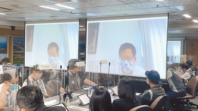确诊即将于今日解除隔离的桃园市长郑文灿，20日以视讯主持防疫会议，卫生局长王文彦也宣布因应长新冠，桃9医院启动整合门诊。（蔡依珍摄）