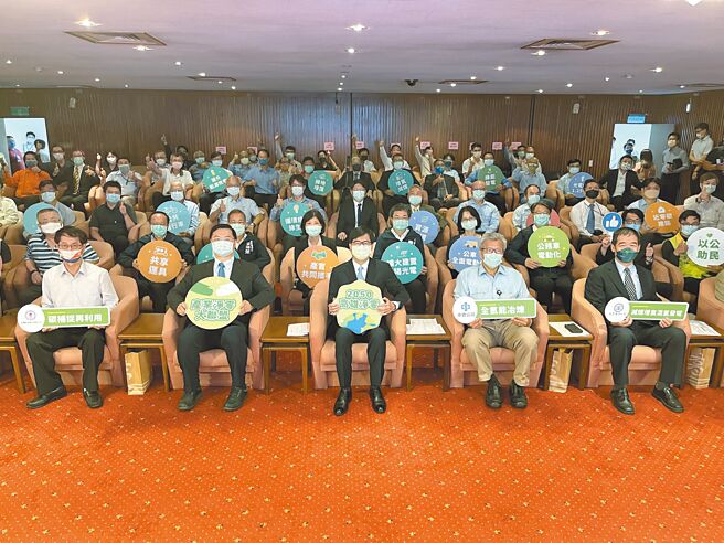 高雄市政府20日成立「产业净零大联盟」，宣告2050年净零路径规画，「高雄市净零城市管理自治条例」下一会期将送入议会审议。（袁庭尧摄）