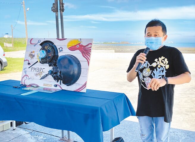 澎湖海生中心主任謝恆毅說明，希望以鱟的保育為出發，跨單位合作為澎湖潮間帶保育共同努力。（澎湖海生中心提供／張茂雄澎湖傳真）