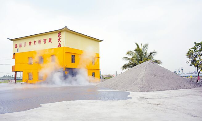 每年喷发的屏东万丹泥火山，后续土方处理问题持续困扰当地村民。（林和生摄）