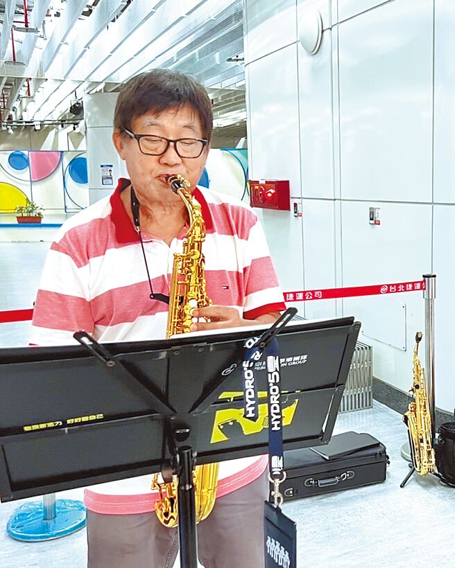 梁修身在台北地下街表演萨克斯风。（梁修身提供）