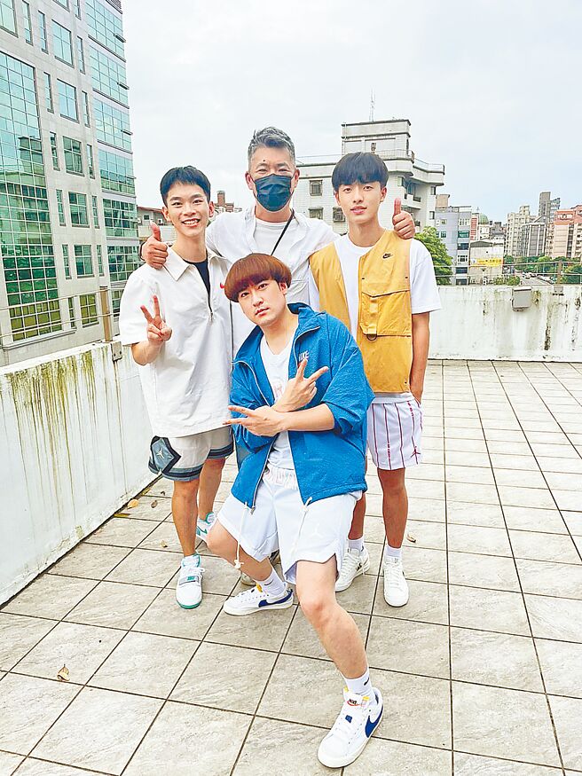 沈建宏（前）与师弟林炜杰（左）、简桢庭（右）与郝心翔导演合作。（达腾娱乐提供）