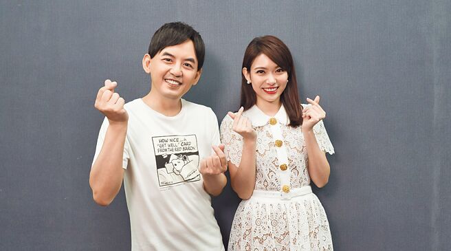 黄子佼（左）接受刘宸希访问时坦言曾尝过母乳。（镜新闻提供）