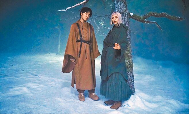 吴青峰（左）与欧若拉远赴奥斯陆国家森林公园拍MV。（环球音乐提供）