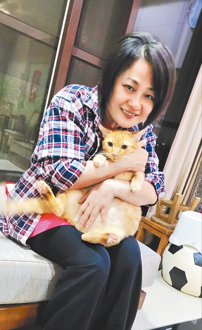 林小楼和她领养的流浪猫。（民视提供）