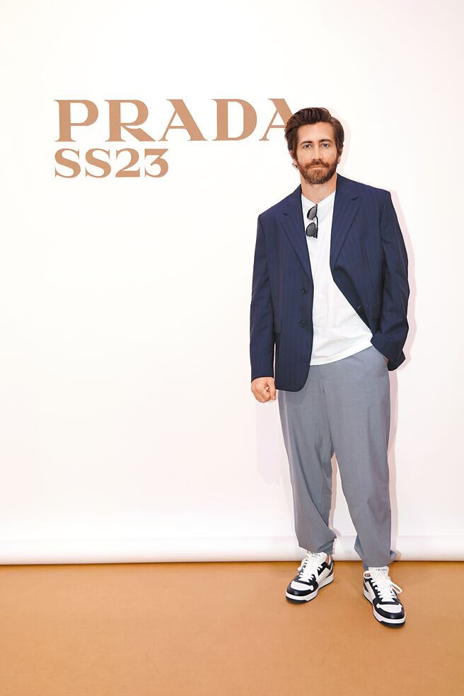 男星杰克葛伦霍一派轻松的穿着出席PRADA 2023春夏男装秀。（PRADA提供）