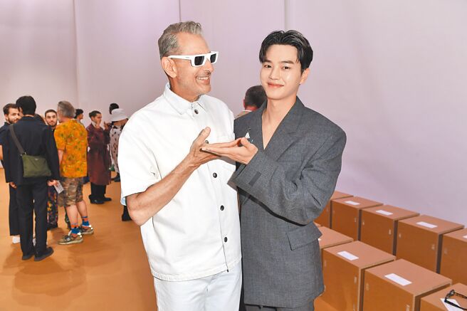 宋江（右）与杰夫高布伦开心在PRADA 2023春夏男装秀摆pose，有如回家般轻松。（PRADA提供）