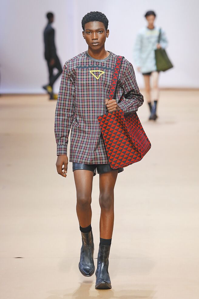 PRADA三角形图纹暗藏在服装设计里。（PRADA提供）