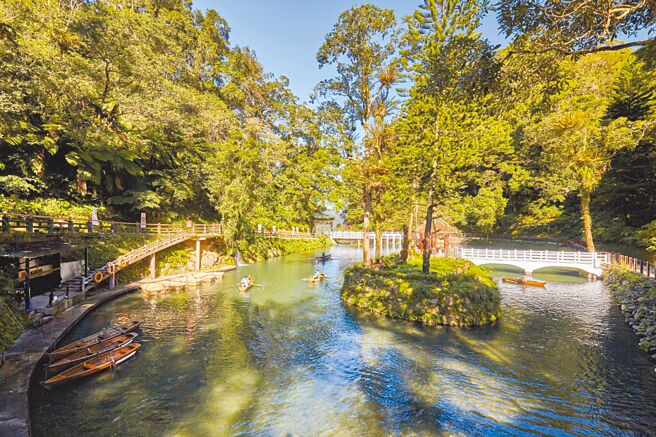 雲仙湖畔划船樂。（雲仙樂園提供）