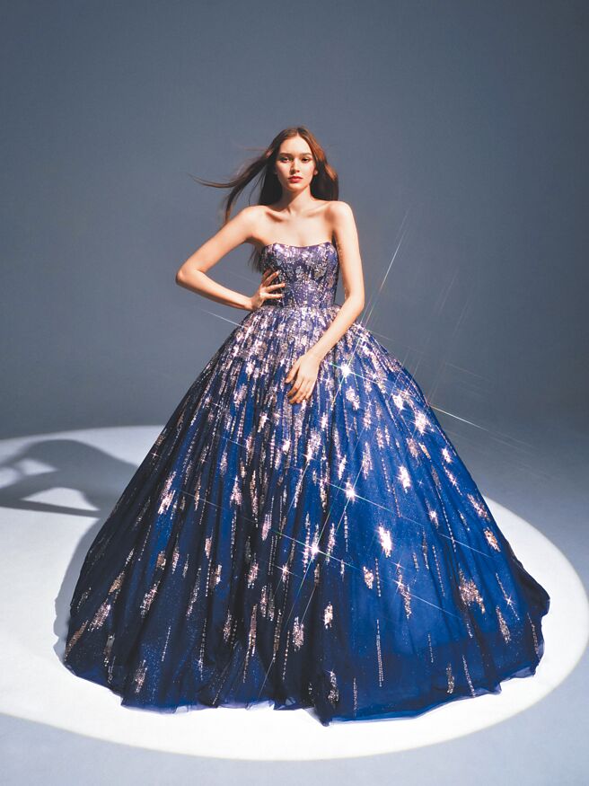 天燕座Apus古铜金深蓝晚礼服，犹如银河绽放耀眼光芒。（林莉婚纱提供）