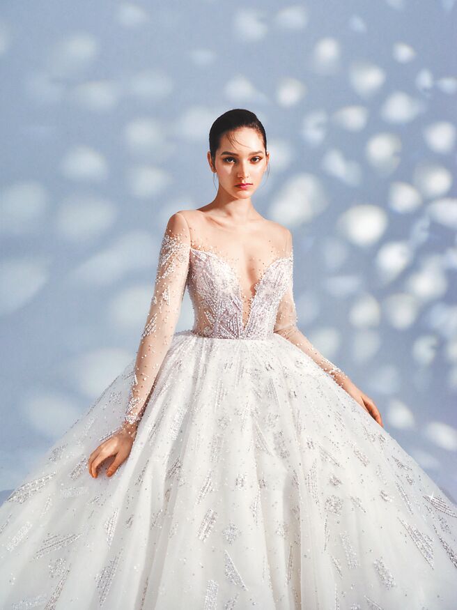 仙女座Andromeda裸肤几何散点长袖白纱，小露性感不失高雅韵味。（林莉婚纱提供）