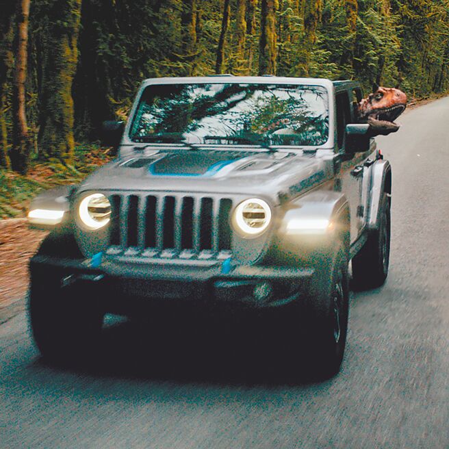 Jeep Grand Cherokee 4xe在《侏罗纪世界：统霸天下》剧中载着Carnotaurus恐龙奔驰。（Jeep提供）