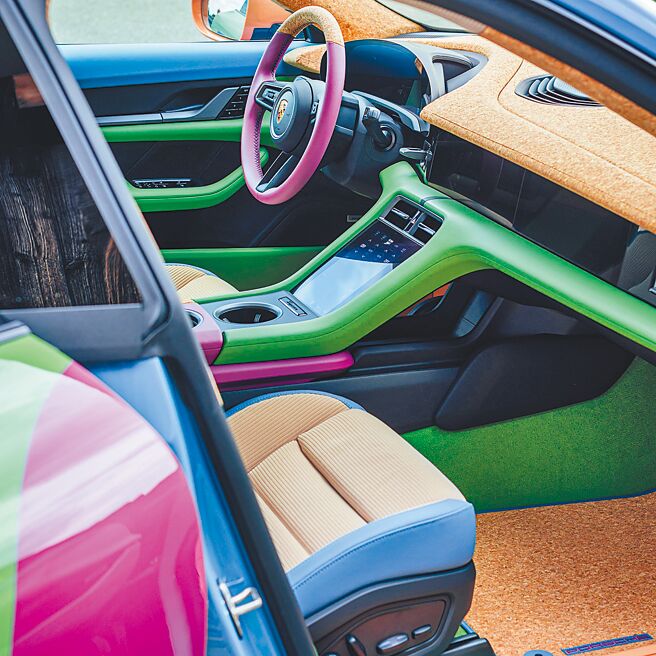 内装採鲜艳色块拼接，仪表板、方向盘和中控台採用软木材质，Sean Wotherspoon还选用荒漠米色灯芯绒呼应保时捷传统内装用料。（台湾保时捷提供）