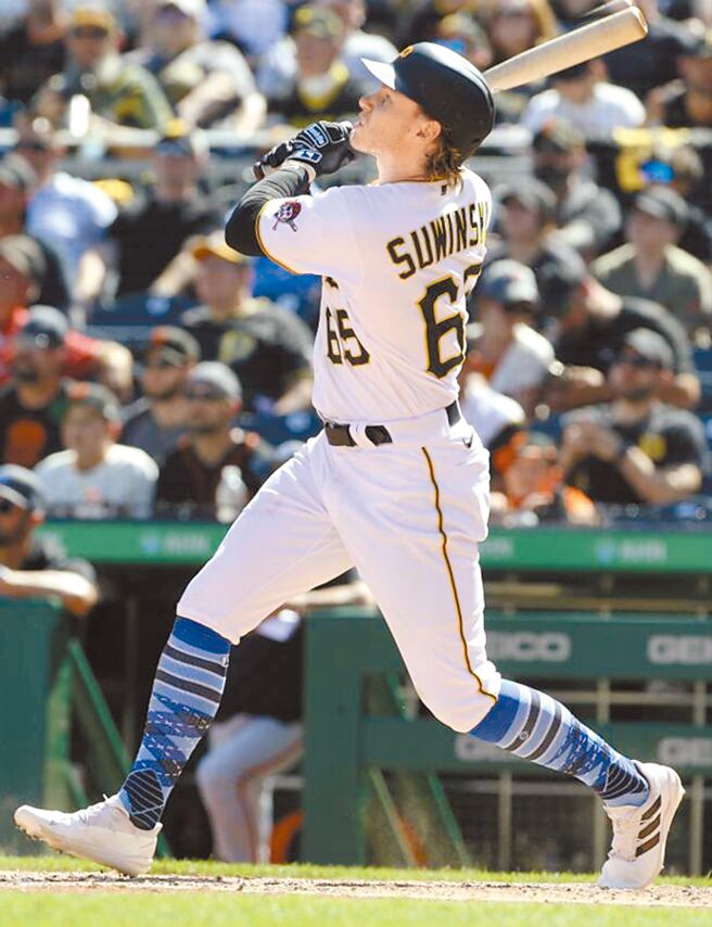 海盗队新人苏文斯基昨日单场敲3支全垒打，9局下更是轰出再见全垒打，成为大联盟史上单场3轰加再见轰的第一位菜鸟。（路透）