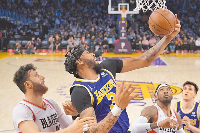 安东尼戴维斯（左二）虽然自曝两个月没练球了，但仍获得新教头汉姆的支持。（美联社资料照片）