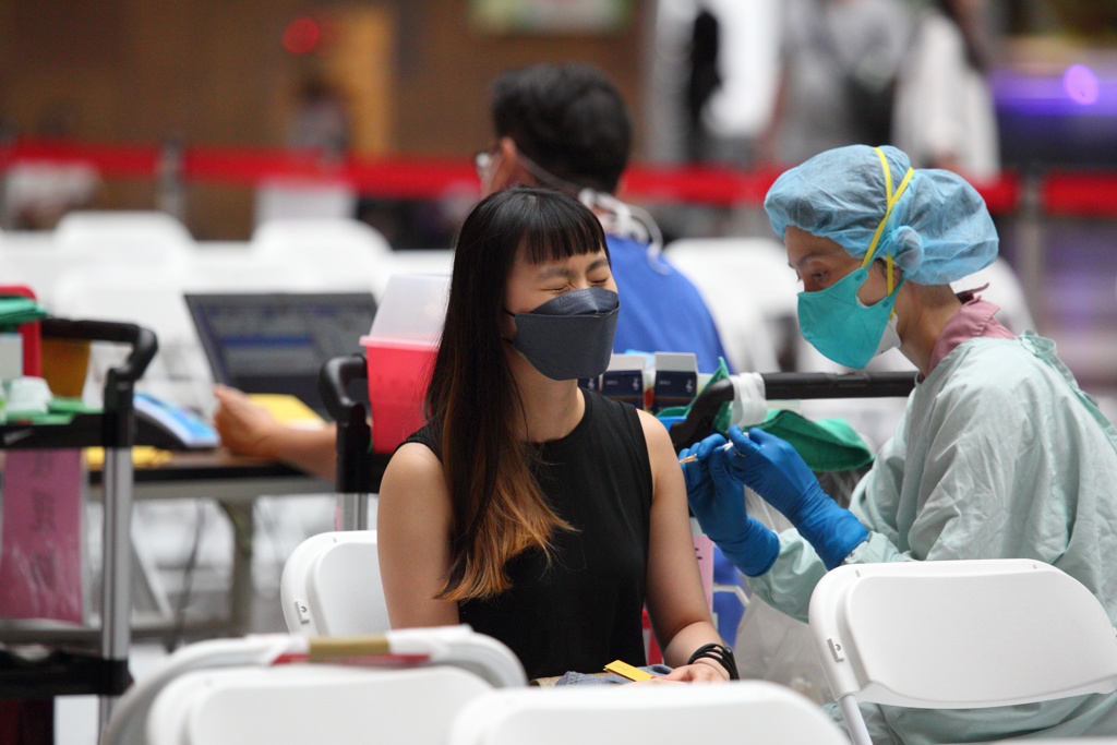 本土疫情持續燒，不少民眾至台北車站中型接種站施打疫苗。（張鎧乙攝）