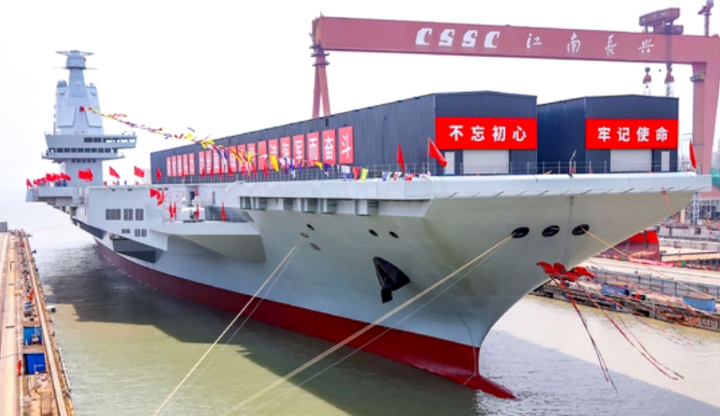 舷號「18」的中方海軍003型航母「福建」艦6月17日下水，命名儀式在中國船舶集團江南造船廠舉行。（中方海軍）