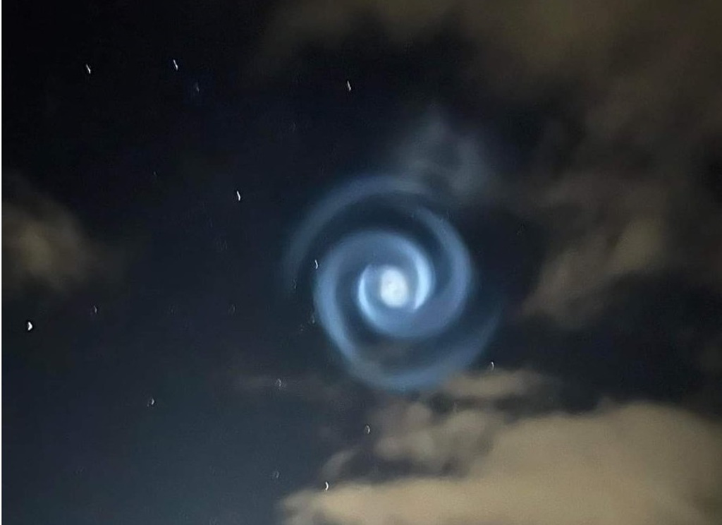 纽西兰南岛城市尼尔森所看到的蓝色螺旋状云气，是猎鹰9号火箭所留下的排烟或是燃料气体。图/Twitter(photo:ChinaTimes)