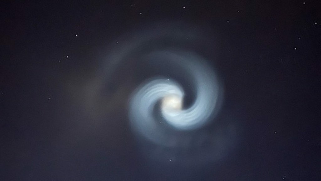 今年2月，猎鹰9号火箭在发射后，也在当天晚上的堪萨斯州留下螺旋状云气。(图/Space.com)(photo:ChinaTimes)