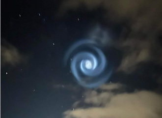 紐西蘭夜空出現詭異的藍色螺旋 狀似科幻蟲洞