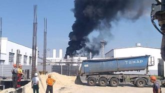 影》烏軍無人機神風式突襲 俄國煉油廠遭轟炸黑煙猛竄
