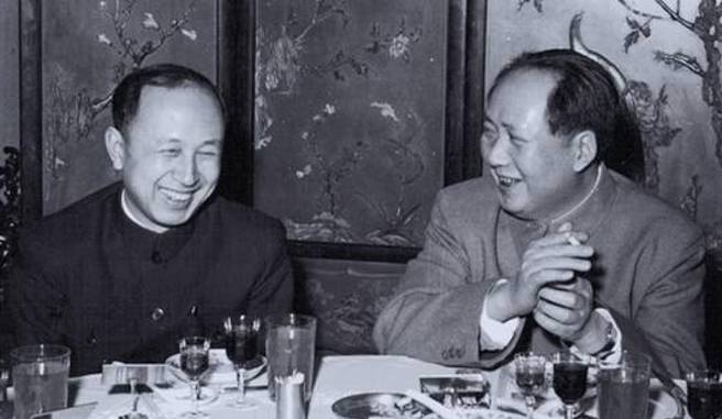 毛泽东（右）自从1957年在苏联看过研发原子弹与氢弹的记录影片后，就一直在思考核战争与防御美国导弹问题。后来他找来钱学森（左）主持反弹道导弹技术研究计划，当时称为「640工程」。（图／新华社）
