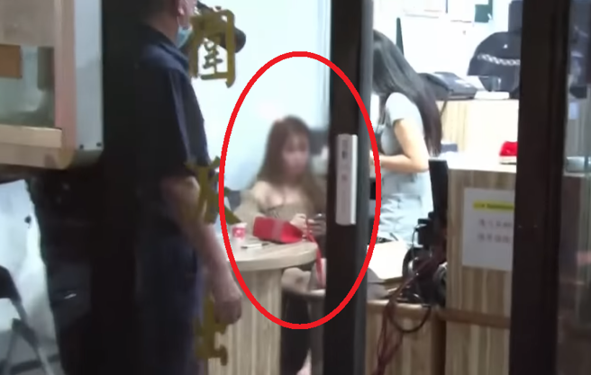 29岁女子林筱路21日凌晨酒驾撞死1人，事发当时因酒未醒，在警局内滑手机，躲避媒体拍摄。（图／中天新闻）