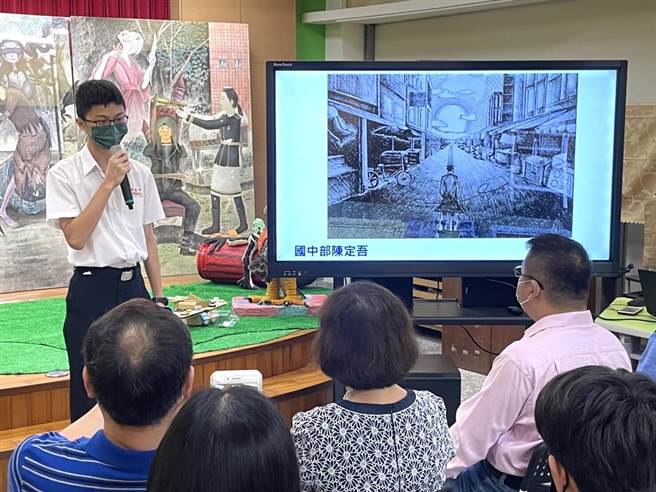 大明高中推动并落实双语教学，说服师生大口说英语，国中部学生陈定吾更在大明高中与大元国小的艺文联展时以双语介绍了自己的作品，让在场来宾讚嘆不已。（冯惠宜摄）