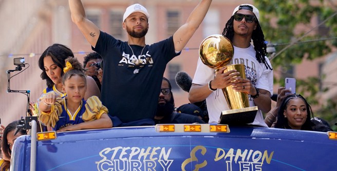 柯瑞带上全家人参加封王游行(路透社资料照)