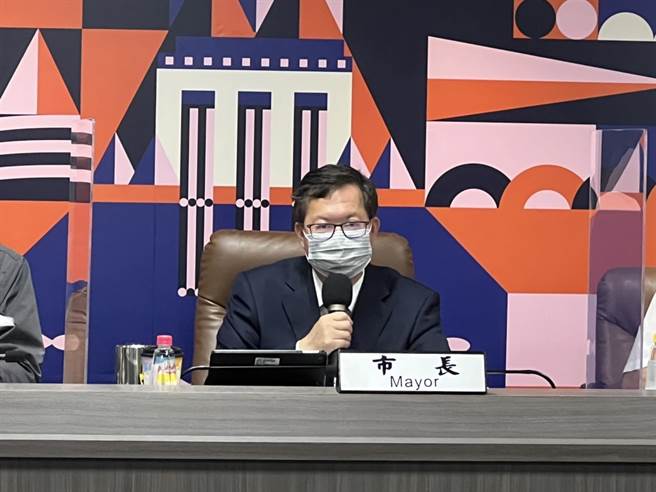 桃园22日新增4250例本土确诊个案，市长郑文灿主持防疫会议说明疫情概况。（桃园市政府提供／陈梦茹桃园传真）