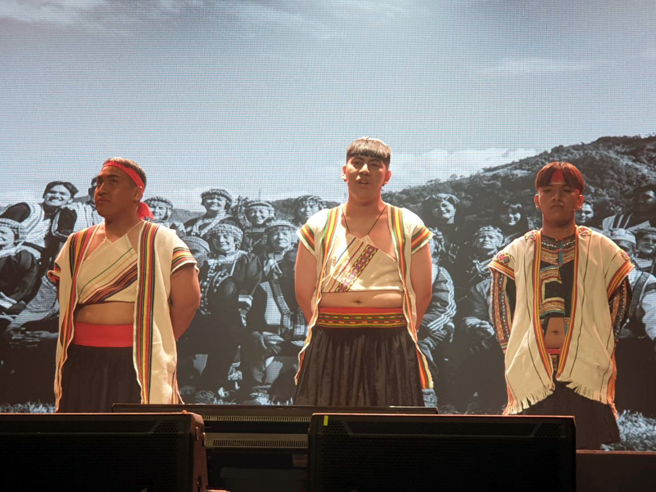 义守大学传设原民班「灵源」毕业展，毕业生现场吟唱布农族古谣，展现学习成果。(图/义守大学提供)
