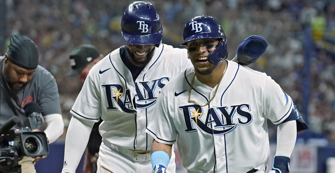 光芒第2棒帕雷德斯(右)击出单场3响炮(美联社)