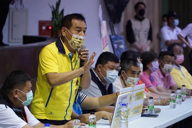 竹山镇长陈东睦21日号召上百镇民成立自救会，居民从礼堂内排到礼堂外，还在现场摆出联署书「反对全县垃圾进竹山」，展现居民反对到底的决心。（吴建辉摄）