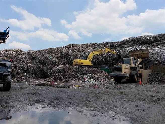 目前堆置在南投县各处的废弃物，包括草屯7万公吨、竹山4.6万公吨、名间2.8万公吨、南投1.5万公吨、鱼池0.8万公吨、中寮0.5万公吨、埔里0.1万公吨、信义495公吨，以及仁爱126公吨。（吴建辉摄）