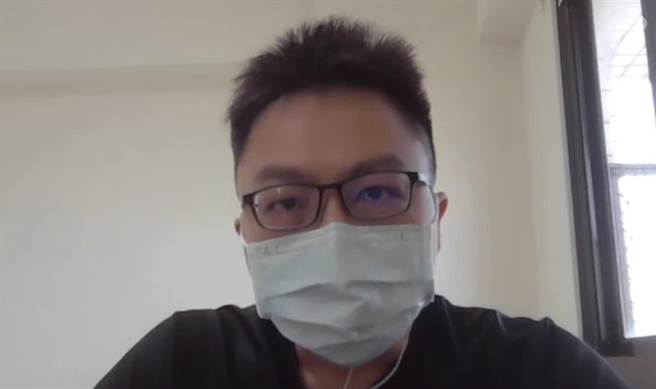 恩恩爸稍早透过视讯点名新北消防局、卫生局长下台。（李奇叡摄）