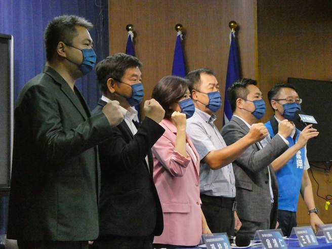 因应入境检疫3＋4新制，交通部订每周入境人数上限2.5万人，却因机位供不应求，导致旅行业反难配合政策，返国机位价格飞涨等争议。国民党与旅行业者今呼吁，民进党政府应再放宽限额，并将本国人民排除限额外，保障国人返乡权益。（周志豪摄）