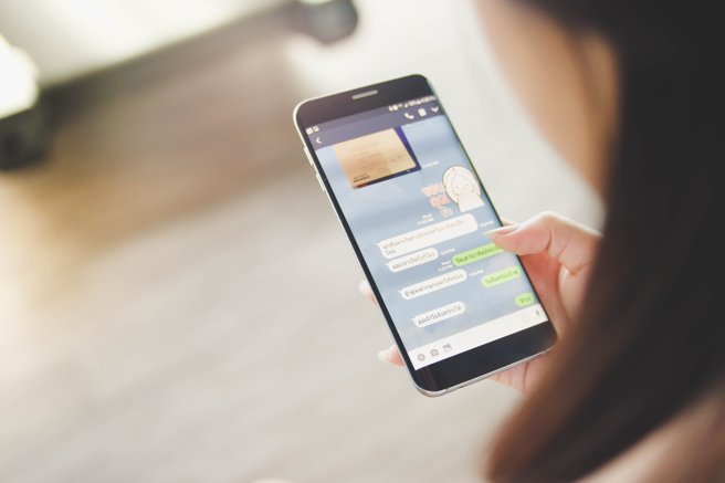 一名女网友抱怨，最讨厌朋友总是传一句「在吗？」 就没下文。（图／示意图，达志影像）