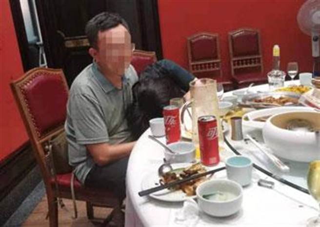 性侵阿里女员工疑案：被告因强制猥亵罪判刑一年六个月。图为案发时饮宴监视画面。（观察者网）