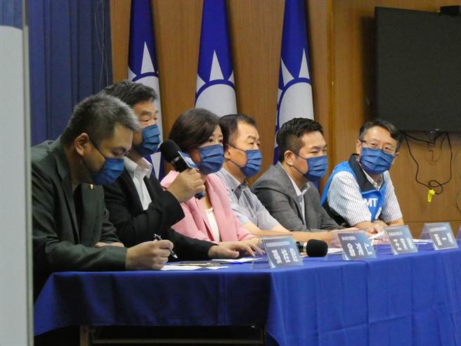 中央流行疫情指挥中心放宽入境检疫3＋4新制，但仍要求「登机前检附48小时PCR检验证明」。旅行业者今呼吁，制度恐形同虚设，还可能让国人因在返国前PCR检测阳性，要在国外多待10天，反成为国际孤儿。（周志豪摄）