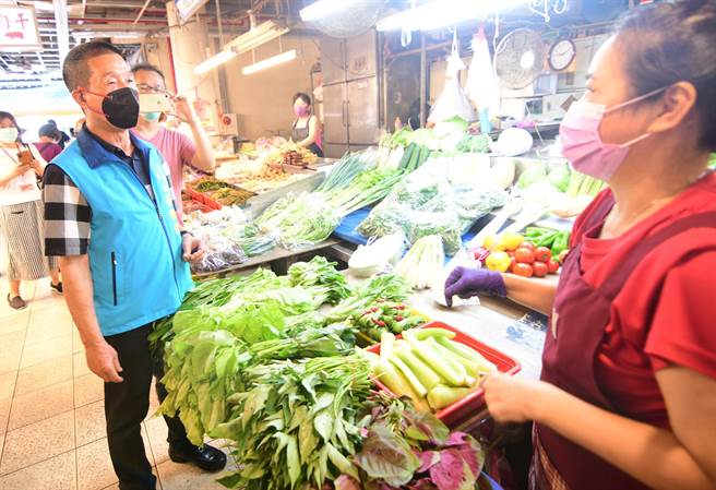 受确诊谣言影响，台东中央市场营业额直直落，市长张国洲亲临提振买气。（庄哲权摄）