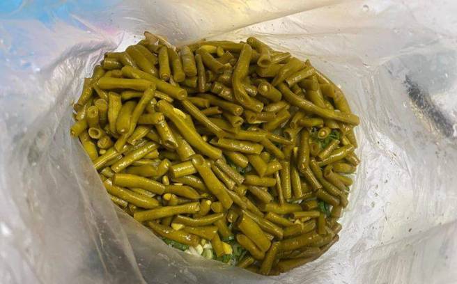 南部咸水鸡狂加1配料，引起网友热议。（图／翻摄自爆废公社）